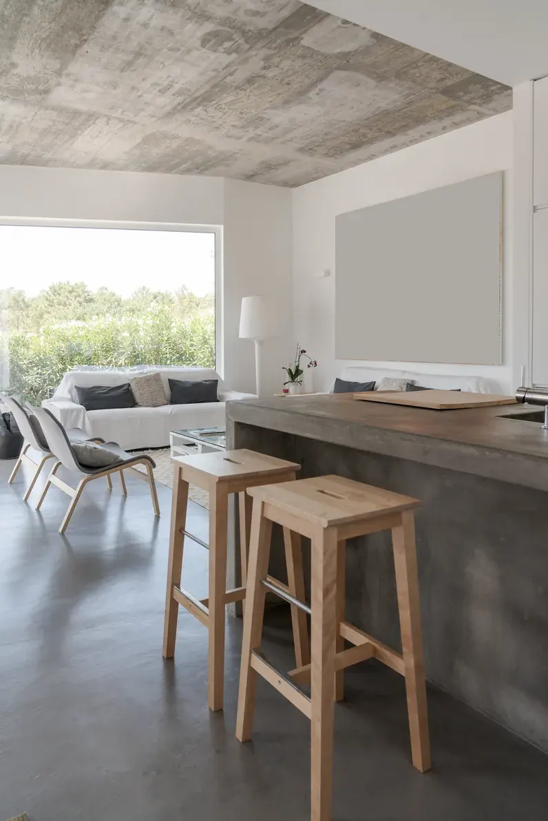 Cocina con frente y encimera de microcemento combinado con madera