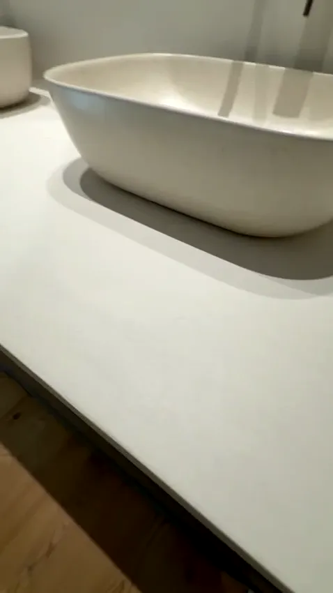 Encimera de baño de microcemento con doble lavabo